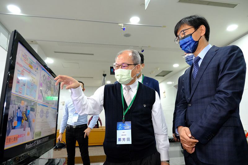 經濟部今(1)日與工研院、機械公會共同舉辦「智慧機械雲成果發表暨商轉啟動大會」,宣布智慧機械雲平臺進入商轉運作,提供業者多元化的服務,包括:生產、維護、製造之解答,讓業者可以建立數位化能力,進入數位轉型的第一哩路。(左至右)研華科技協理林世彰、美商微軟副總經理李啟後、美商歐特克總經理趙惠芬、日商三菱電機董事長花崗尚夫、工研院智慧機械科技中心執行長陳來勝、工研院機械所所長胡竹生、經濟部技術處處長邱求慧、機械公會理事長魏燦文、臺灣智慧製造大聯盟會長柯拔希、機械公會榮譽理事長莊國欽、科盛科技副執行長許嘉翔、電電公會副理事長鄭富雄、機械公會秘書長許文通、軟體協會副秘書長喻維貞。