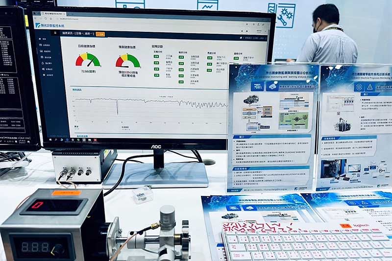 機械雲智慧機提供整體解決方案,解決產業設備通訊及後端整合時間問題,快速走向智慧製造,協助塑膠機械大廠鳳記提高設備國際競爭力,透過雲平台縮短資訊整合時間50%,並爭取到逾1.5億元國際訂單。圖為工研院與鳳記共同於臺北國際塑橡膠工業展展出的「押出機參數監測與異常警示分析模組」。