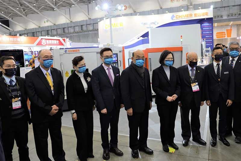 慶鴻機電董事長王武雄(右三)、總經理王陳鴻(右二)在2022年TIMTOS×TMTS展與來到攤位的總統蔡英文(右四)、行政院長蘇貞昌(右五)、經濟部長王美花(左三)等一行人合影。