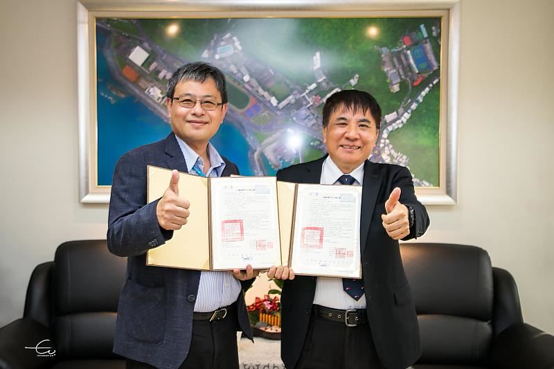海大與工研院簽署「大機械學研合作」合作意向書(MOU)(左為饒達仁所長,右為許泰文校長)