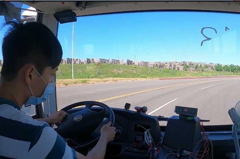 車道維持輔助系統可在時速30至90公里範圍運作,滿足市區、郊區與快速道路的巴士路線需求。圖為工程師測試車道維持輔助系統。