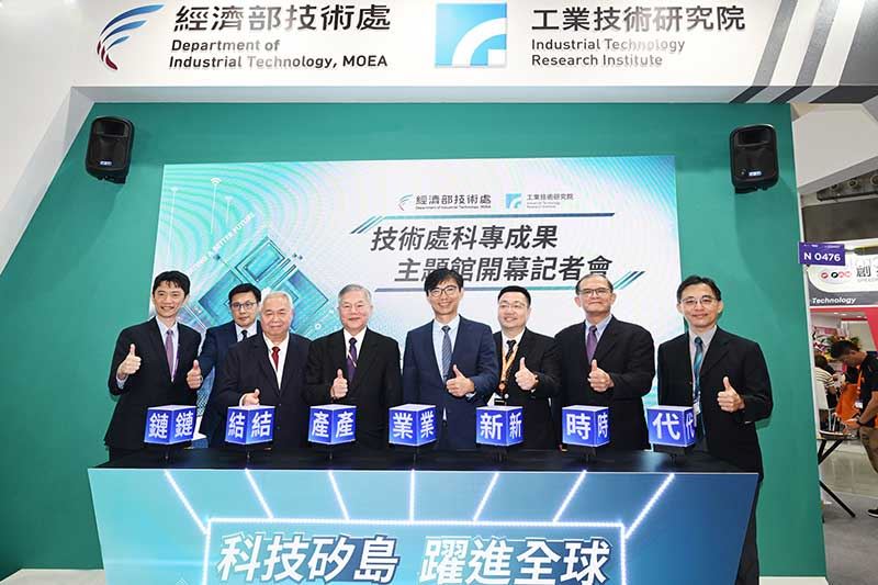 經濟部今(6)日在全臺最大半導體盛宴「2023 SEMICON TAIWAN」科專成果主題館舉行開幕儀式,展示超過50項前瞻技術。