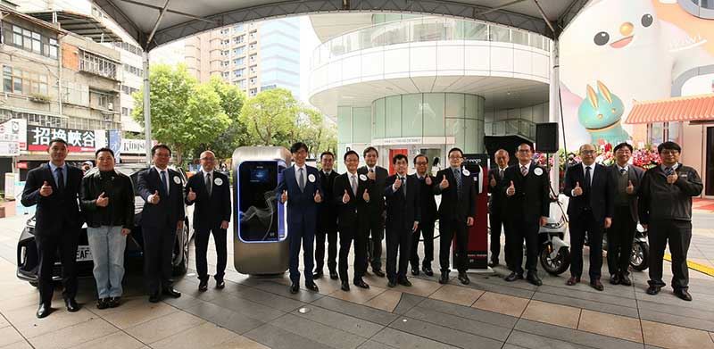 工研院讓與起而行綠能由科專計畫所布局的充電相關專利,具備「非均流充電」的技術獨特性,獲得注資成立「充壩」,提供智慧充電服務系統。圖左四為起而行綠能董事長簡金品、左五為經濟部技術處處長邱求慧、右四為工研院協理胡竹生。