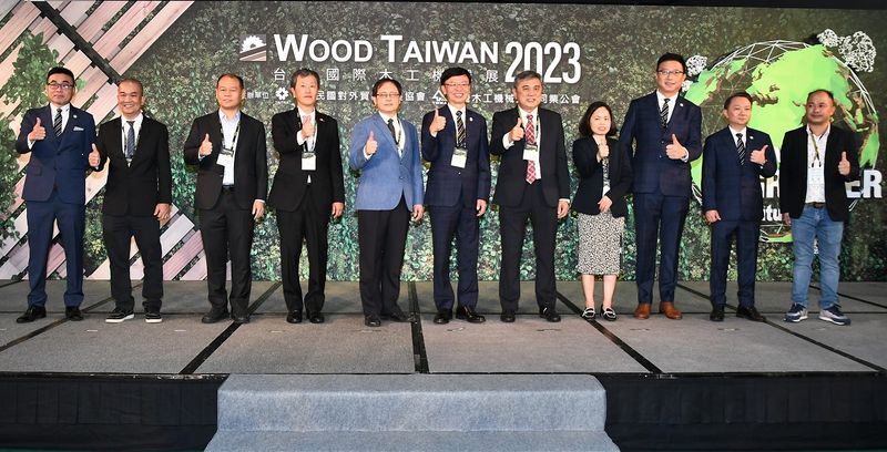 2023年台灣國際木工機械展WOOD TAIWAN,今(20)日於台北南港展覽館盛大開展,開幕酒會由外貿協會王熙蒙秘書長(左五)及木工機公會張志州理事長(左六)等共同揭開序幕