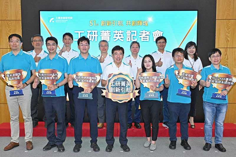 工研院院長劉文雄(首排中)與得獎團隊合影