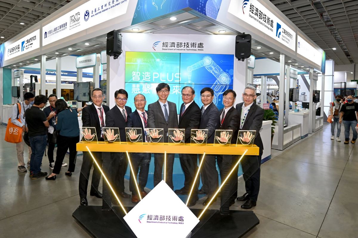 經濟部整合法人研發能量,工研院攜手產業於2023TAIROS展出七項最新的智慧機器人科技。圖左起為廣運總經理柯智鈞、精機中心副總經理李建勳、金屬中心執行長賴永祥、經濟部技術處處長邱求慧、工研院副院長胡竹生、工研院機械所所長饒達仁、工研院智機中心執行長陳來勝、達明機器人總經理陳尚昊。