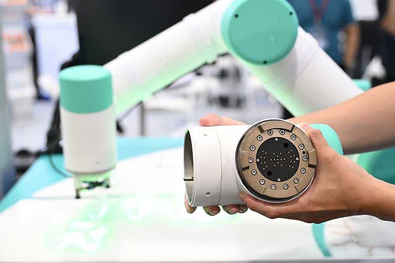 「ROBOTSMITH研磨拋光機器人」,透過軟硬整合技術,可精準研磨比不銹鋼硬三倍的鈦金屬人工關節,讓表面更細緻,現已規劃衍生新創公司。
