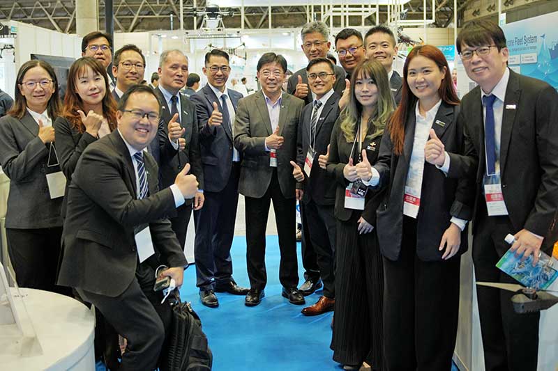 工研院參展Japan Drone臺灣館，展示包括長航時燃料電池無人機、物流無人機、AI無人機隊系統等六大技術，期望開啟臺日產業合作。圖中為工研院院長劉文雄與團隊合影。