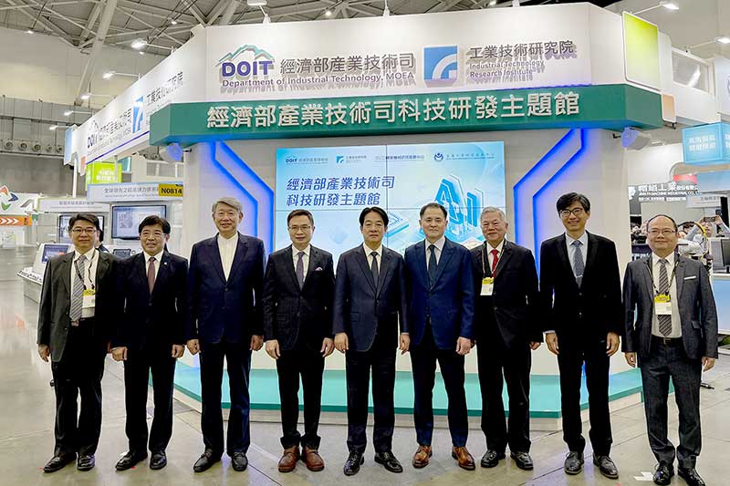 經濟部產業技術司科技研發主題館於「TIMTOS 2025」登場，賴清德總統特別到場了解技術亮點。圖左起為精機中心代總經理李健勲、工研院院長劉文雄、經濟部部長郭智輝、中華民國對外貿易發展協會董事長黃志芳、總統賴清德、臺灣機械工業同業公會理事長莊大立、總統府資政沈榮津、經濟部產業技術司司長邱求慧及金屬中心執行長賴永祥。