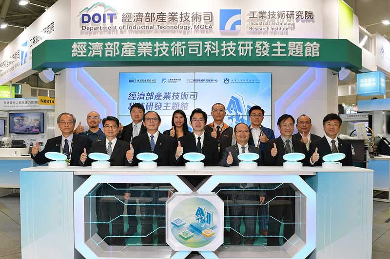 經濟部產業技術司科技研發主題館於「TIMTOS 2025」登場，整合工研院、金屬中心、精密機械中心等法人單位展出24項高階工具機關鍵技術。圖前排左起為工研院南分院執行長曹芳海、精密機械中心代總經理李健勲、工研院副院長胡竹生、經濟部產業技術司簡任技正張能凱、金屬中心執行長賴永祥、工研院智機中心執行長陳來勝及工研院感測中心執行長朱俊勳，後排左起為霄特國際經理蕭暐晋、尖點科技廠長周政良、台灣西門子總經理黃欣心、常銘機械總經理林勝逢、台灣光罩處長賴豊文及百德機械副總經理黃國欽。