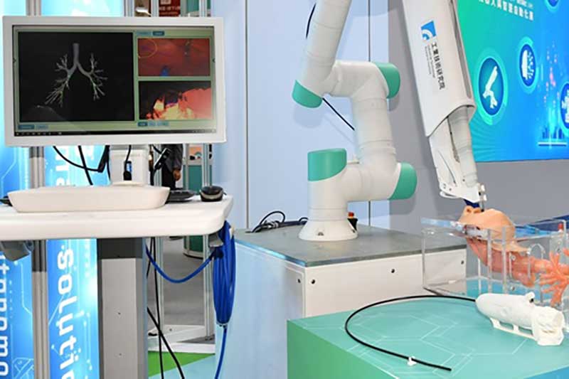 由工研院研發、全臺首創的「醫療內視鏡機器人」，無需體外穿刺大幅降低併發症，讓醫師不需穿厚重鉛衣即可遠端操控內視鏡執行肺部檢查，避免X光暴露與交叉感染。