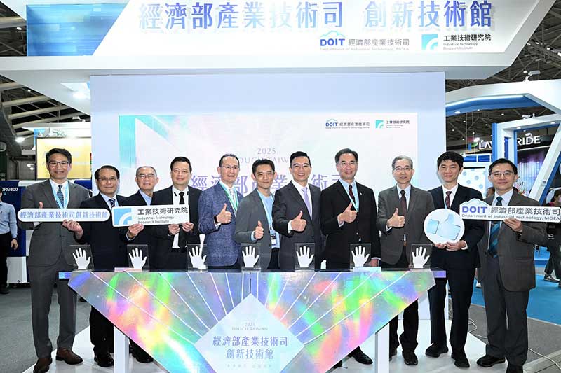 經濟部產業技術司於2025 Touch Taiwan籌組創新技術館，攜手友達、群創、達運、聯策、誠霸、永光等多家企業，展出共27項研發成果。左起台灣顯示器產業聯合總會祕書長李正中、工研院材化所所長邱國展、工研院協理李宗銘、聯策科技副總經理陳識翔、永光化學總經理陳偉望、經濟部產業技術司司長郭肇中、台灣顯示器產業聯合總會理事長柯富仁、達運精密董事長蔡國新、誠霸科技董事長郭時誠、工研院電光系統所所長張世杰、工研院機械所副所長楊秉祥。