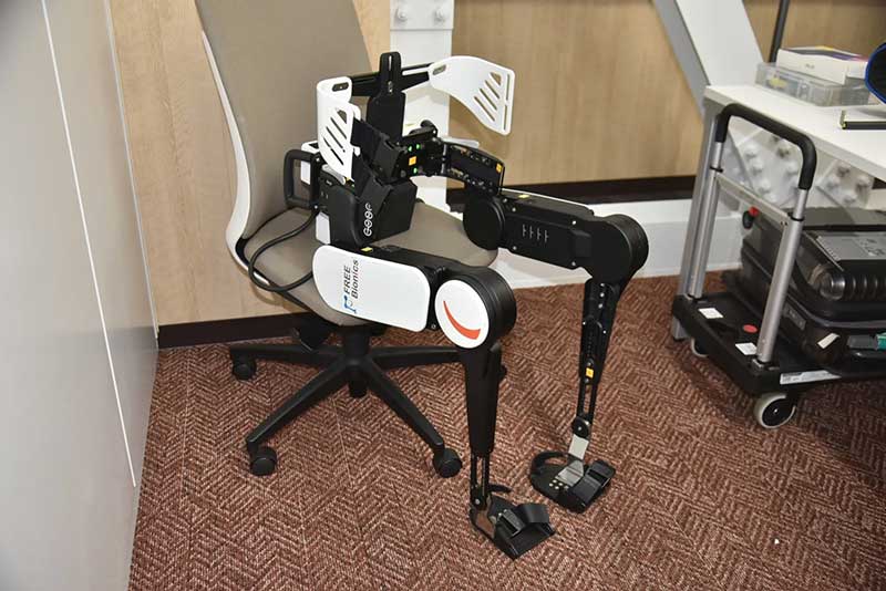 福寶科技的產品「FREE Walk 自立行步行訓練機器人」透過髖關節和膝關節的馬達產生動力，並藉由仿人腦的控制器協調動作，以主動支撐患者無力的下肢，協助進行步態訓練和日常助行。