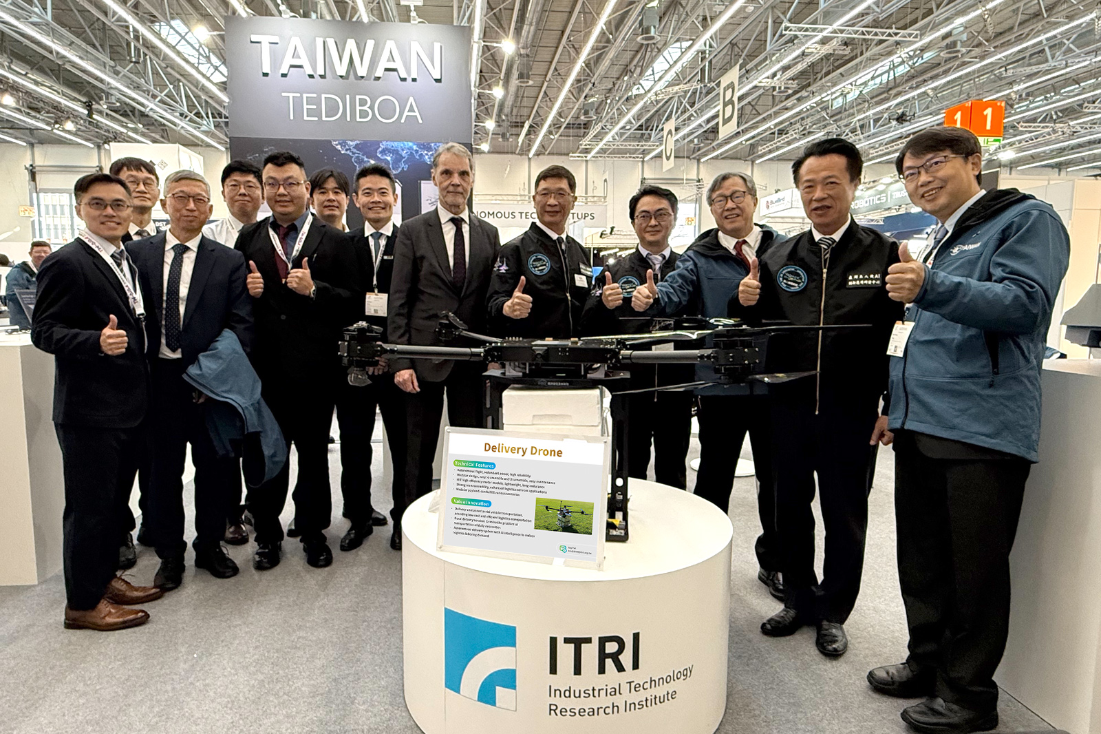 Taiwan Representative in Germany Dr. Jhy-Wey Shieh (3rd from the right) and Dr. Tobias Traupel (6th from the right), Director General of European, Legal and Foreign Trade Department of the State of North Rhine-Westphalia, visited ITRI's showcase at XPONENTIAL Europe 2025.