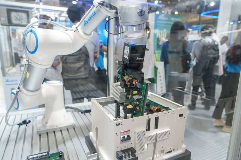 力控插件組裝解決方案以模組機器人RS-M搭配電動夾爪RS-GP組裝PCB板