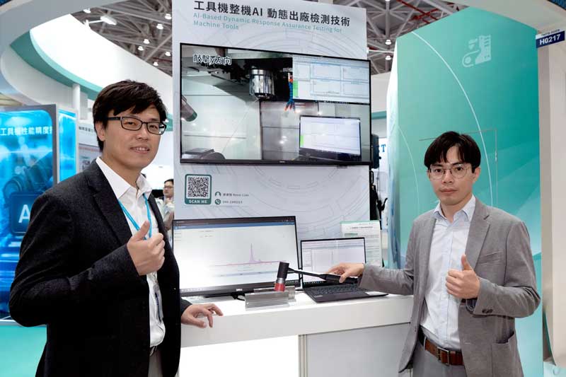 工研院開發「工具機組裝品質智慧檢測」可於五分鐘內AI自動判定，有效提升出場穩定性，並帶動美國市場立式機訂單成長20%。圖左起為工研院機械所副組長廖建智、工研院機械所工程師林俊傑。