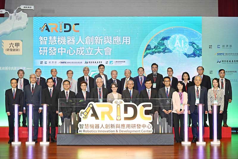 經濟部宣布，攜手國發會、國科會共同打造的「智慧機器人創新與應用研發中心」正式於工研院六甲院區成立，助攻臺廠切入全球機器人供應鏈，搶攻兆元商機。前排左起為資策會執行長范俊逸、經濟部產發署副署長鄒宇新、經濟部園管局局長楊志清、國發會副主委詹方冠、臺南市副市長趙卿惠、工研院董事長吳政忠、副總統蕭美琴、政務委員暨國科會主委吳誠文、經濟部政務次長何晉滄、經濟部產業技術司司長郭肇中、經濟部商發署署長蘇文玲、工研院院長張培仁、金屬中心董事長劉嘉茹。