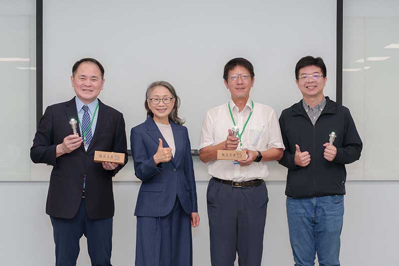 上銀科技淨零轉型觀摩，由蔡惠卿總經理(左二)親自接待，與機械公會理事長莊大立(左一)、產發署陳全政副組長(右二)及丁俊元科長(右一)合影。
