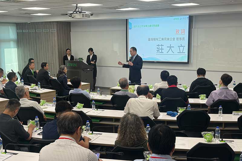機械公會今天率理監事前往上銀觀摩淨零轉型成果，莊大立理事長向上銀蔡惠卿總經理表達感謝。