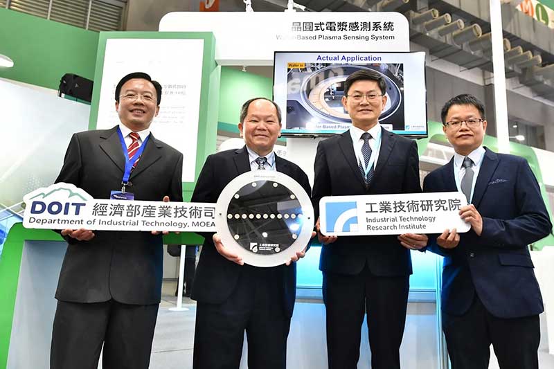 工研院開發「次世代面板級封裝金屬化技術」，突破異質材料與高深寬比結構鍍膜瓶頸，導入全濕式製程，解決細微孔洞鍍膜不連續的限制，大幅降低設備與製程成本達30%、生產更順暢，吸引宸鴻光電、聯策科技、超特國際、旭宇騰精密科技等指標大廠搶先佈局。