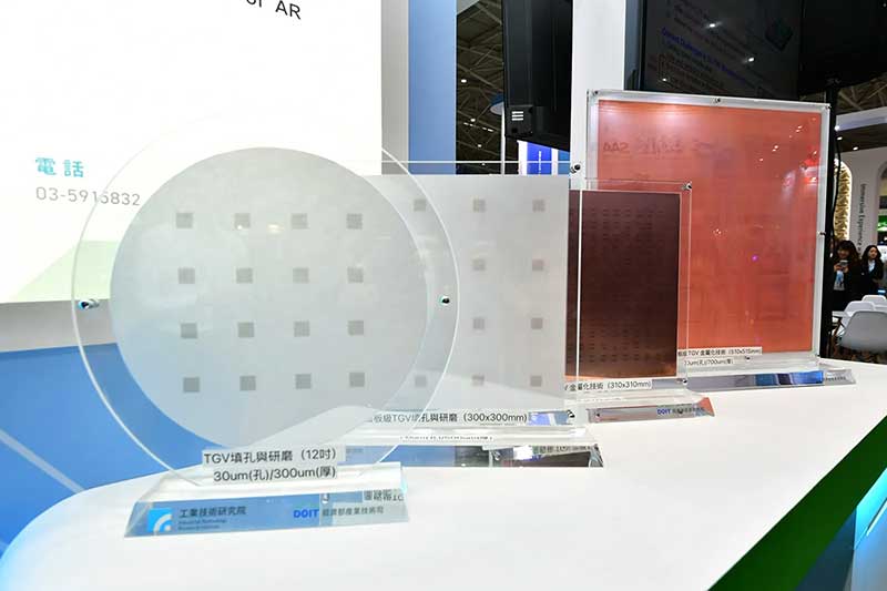 工研院研發「晶圓式電漿感測系統」，就像是半導體生產的智慧感測器，可在不中斷產線下即時監測電漿均勻度，將19個感測器裝進薄薄的12吋晶圓裡，生產時不用停機就能即時回傳數據，量測效率速度比國外大廠快10倍，提升製程穩定性與晶片良率。圖左起為技鼎總經理林武郎、經濟部產業技術司副司長周崇斌、工研院機械所所長張禎元、工研院機械所組長黃萌祺。