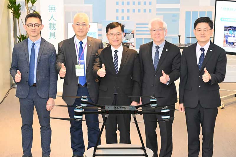 工研院院慶展出無人機關鍵技術，左起為經濟部產業技術司司長郭肇中、工研院院長張培仁、經濟部政務次長何晉滄、工研院董事長吳政忠、工研院機械所所長張禎元。