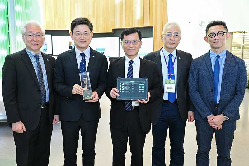 工研院「迴轉機械預兆診斷系統」，以AI技術學習傳統機械業老師傅的維修經驗，提供機械設備即時健康狀態與有效預測剩餘壽命。左起為工研院董事長吳政忠、工研院機械所所長張禎元、經濟部政務次長何晉滄、工研院院長張培仁、經濟部產業技術司司長郭肇中。