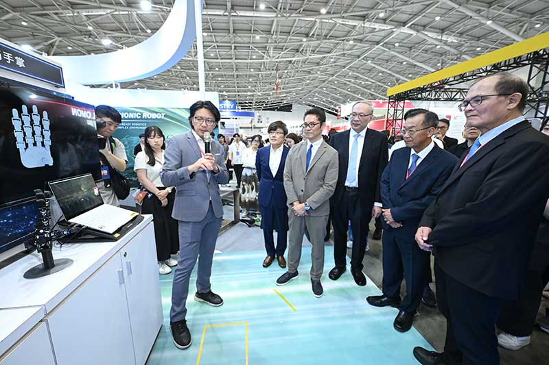 工研院首度亮相「AI靈巧手掌」，突破傳統低自由度手爪限制，以模組化設計可從3指彈性擴充至5指20自由度，並結合AI訓練提升操作能力，可應用於電子組裝、醫療器械整理、醫材修整及精密裝配等高精度作業。