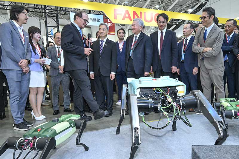 工研院打造「四足機器人研發平台」，整合自主平衡運動控制、自主導航及智慧決策等技術，並攜手仁寶、英業達、所羅門共同研發，加速消防救災、地下管線巡檢及公共安全等應用。
