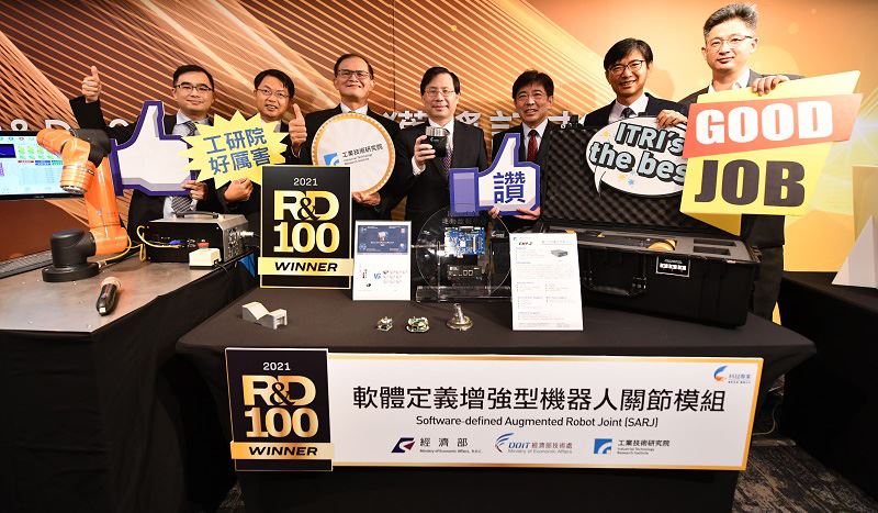 經濟部林全能次長(中)工研院劉文雄院長(右三)經濟部技術處邱求慧處長(右二) 與機械與機電系統研究所胡竹生所長(左三)率領的研發團隊合影。