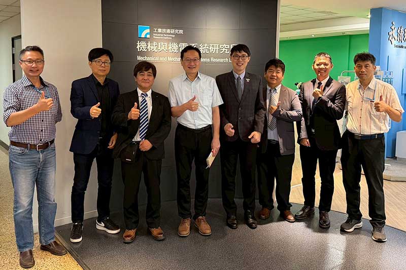 ZYRQ President Nagai Masaru (third from left) poses with ITRI's MMSL team members.
