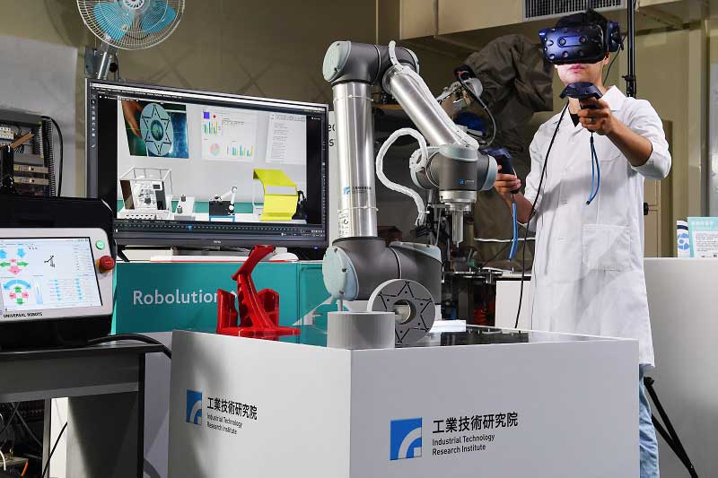 工研院打造元宇宙智慧工廠，以RoboTwin關鍵技術使機器人的動作、運作條件與生產參數可做到雙向互動，讓工程師能遠端監控與調校實體機台，克服地域限制並提升維運效率。