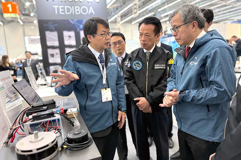 臺灣駐德國特任大使謝志偉（右一）參觀工研院「動力模組：馬達及電子調速器」技術，其專為中大型無人機設計，以創新的馬達與槳葉設計，利用空氣冷卻進行高效散熱，並結合特殊的無感控制技術，可提升約 10% 的最大推力輸出，讓無人機從起飛、飛行到穩定降落更加順暢，系統更具備雙重命令與雙向通訊功能，可改善傳統動力模組僅單一油門功能、缺乏通訊能力，導致動力狀態無法即時掌握之安全隱患。