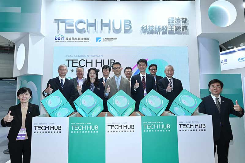 2026 SEMICON TAIWAN經濟部產業技術司主題館盛大開展，集結29項創新技術，瞄準先進封裝、AI資料中心電源管理等，展現臺灣研發能量。前排左起為工研院量測中心執行長藍玉屏、山太士總經理張師誠、SEMI國際半導體產業協會台灣副總裁蘇貞萍、經濟部產業技術司司長郭肇中、工研院電光系統所所長張世杰、同欣電子總經理呂紹萍、工研院感測中心執行長朱俊勳。後排左起為NantOptiFab董事長洪候忠、工研院機械所副所長王俊傑、台灣富士通董事長兼總經理王彥人、SEEQC首席技術長漢述仁。