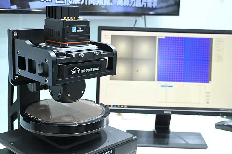 工研院開發出「半導體晶圓3D形貌檢測技術」，打造國內首台陣列式干涉掃描模組，檢測效率提升至傳統設備的四倍，量測精度可達10nm，使先進封裝檢測更快、更準，協助國內業者開發自主先進封裝檢測設備，並應用於CoPoS等製程驗證。