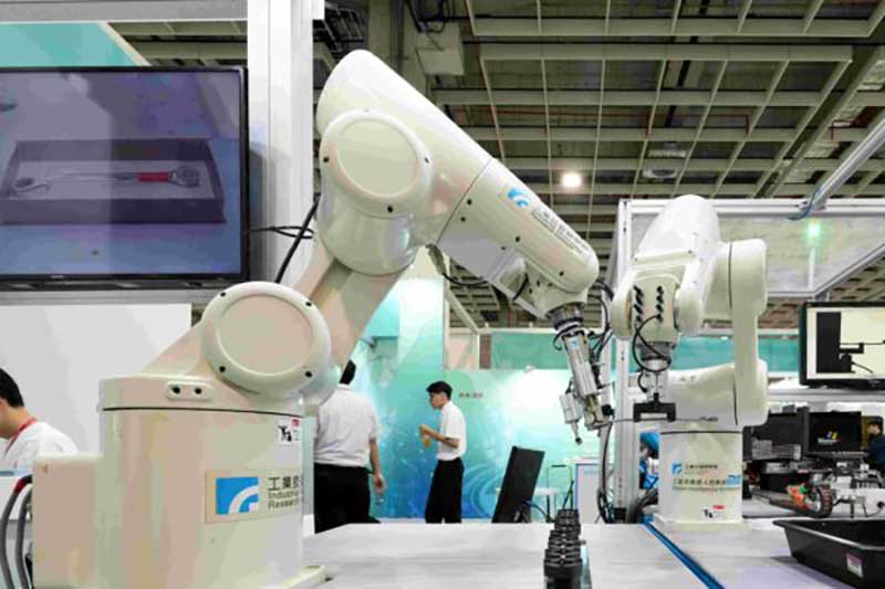 工研院在經濟部產業技術司支持下開發「高擬真仿人類雙手協作機器人」，並與英發合作讓機械雙手臂能精準模仿專業師傅的動作，並靈活組裝超過百種手工具。工研院/提供