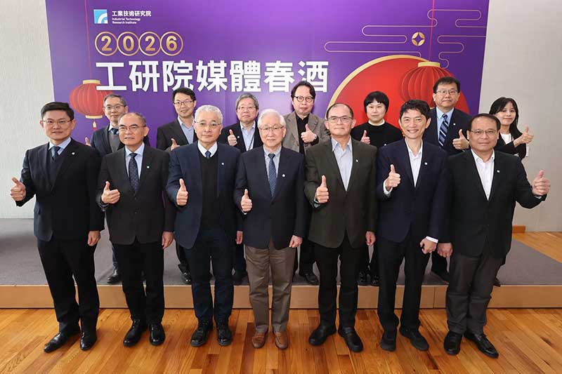 工研院發布中長程技術策略與藍圖，共同壯大臺灣產業及中小企業競爭力，進而深耕臺灣，布局全球。圖前排左起為工研院機械所所長張禎元、工研院副院長李宗銘、工研院院長張培仁、工研院董事長吳政忠、工研院副院長胡竹生、工研院電光所所長張世杰、工研院材化所所長邱國展；圖後排左起為工研院企研處副處長胡紀平、工研院無人所所長彭文陽、工研院生醫所所長莊曜宇、工研院綠能所所長劉志文、工研院產科國際所所長紀昭吟、工研院資通所副所長蔣村杰、工研院行銷傳播處處長楊桂華。