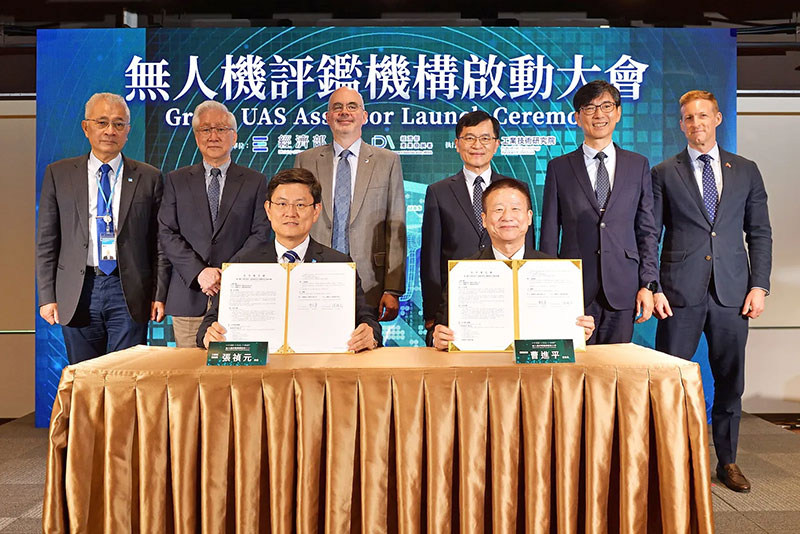 工研院與漢翔簽署Green UAS測試合作備忘錄（MOU），由工研院機械與機電系統研究所所長張禎元（前排左）與漢翔董事長曹進平（前排右）代表簽署，並由經濟部政務次長何晉滄（後排右三）、經濟部產業發展署署長邱求慧（後排右二）、美國在台協會處長谷立言（後排左三）、工研院董事長吳政忠（後排左二）、工研院院長張培仁（後排左一）及AUVSI執行長Michael Robbins（後排右一）共同見證。