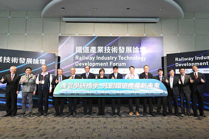「鐵道產業技術發展論壇」匯集交通部、高鐵、台鐵、捷運公司等國內重要鐵道業者，共同探討鐵道運輸關鍵技術與政策趨勢，助產業搶攻鐵道國產化新商機。圖左起為高雄捷運副總林誌銘、新北捷運總經理吳國濟、台北市政府捷運工程局副局長陳景池、高鐵資深副總陳惠裕、鐵道技術研究及驗證中心董事長胡湘麟、工研院副院長胡竹生、交通部主任秘書沈慧虹、交通部鐵道局局長楊正君、台灣鐵道工程學會秘書長秦繼孔、中華鐵道車輛工業發展協會秘書長史文虎、台鐵副總賴興隆、台北捷運副總經理陳建財、桃園捷運總經理莊英震、工研院智慧載具辦公室主任林福明。