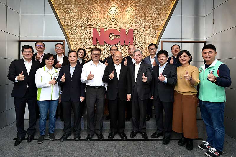 因應新型冠狀肺炎疫情，為協助政府防疫，在經濟部指導下，工研院攜手精密機械研究發展中心、金屬工業研究發展中心等法人機構以及工具機暨零組件工業同業公會等單位，共同協助廠商布建生產口罩之設備。權和機械董事長蕭鴻彬（前排左四）、行政院院長蘇貞昌（前排右五）、經濟部部長沈榮津（前排右四）、工研院院長劉文雄（前排右三）、工具機公會理事長許文憲（後排右三）參觀口罩設備工廠