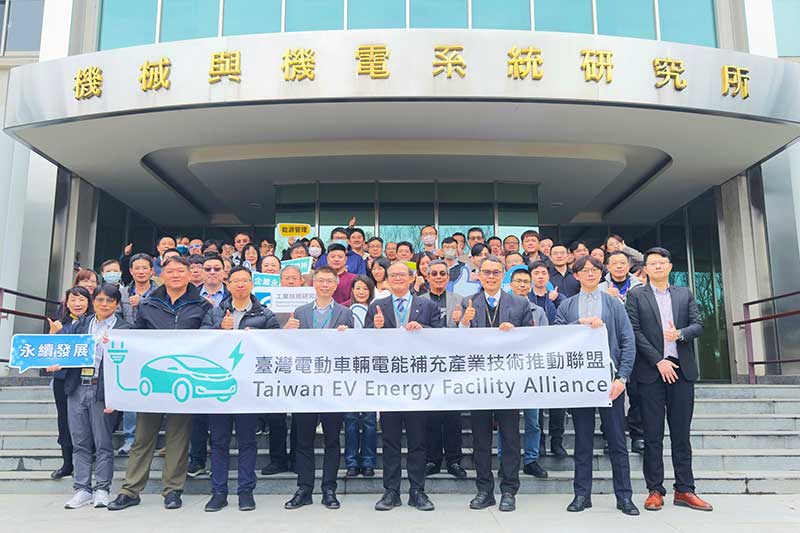 工研院攜手近60家產官研代表攜手合作成立的「臺灣電動車輛電能補充產業技術推動聯盟」召開會員大會，工研院副院長暨電能補充聯盟主席胡竹生（前排右三）會中宣布電動車充電議題推動共識，以期完善產業生態鏈。