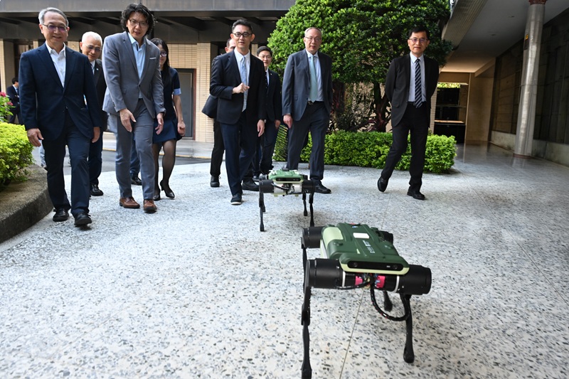 經濟部推動國產四足機器人研發平台，以「攜手產業共創開發」為核心，結合工研院跨域研發能量及國內供應鏈，攜手國內產業發展國產關鍵模組及原型機。前排左起仁寶電腦副總經理梁志賢、工研院機械所組長游鴻修、經濟部產業技術司司長郭肇中、所羅門董事長陳政隆、經濟部政務次長何晉滄。