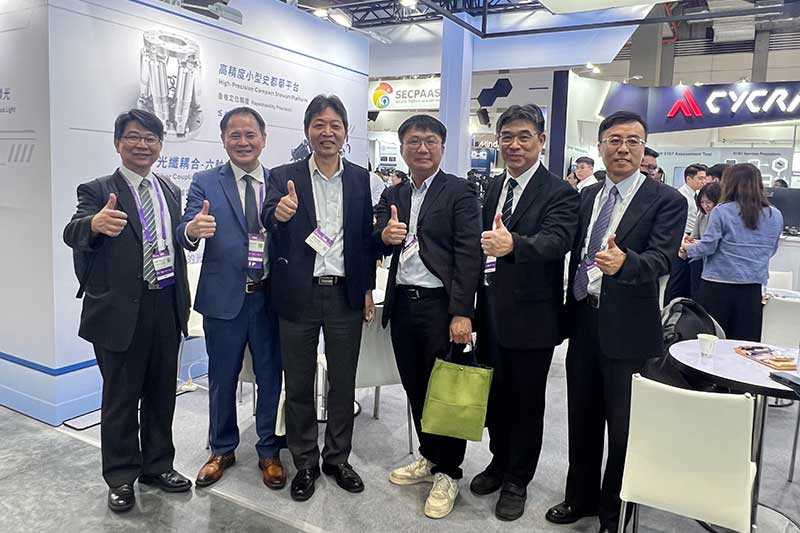 機械公會莊大立理事長（右二）於「SEMICON Taiwan2026國際半導體展」中，前往參展會員高明鐵公司攤位交流。