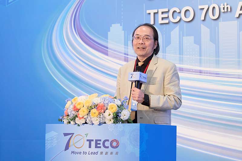 Google 台灣前總經理簡立峰則以「AI 時代軟體驅動台灣硬體製造」為題進行分享。