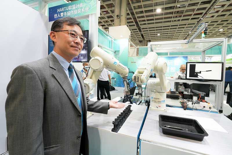 工研院機械與機電系統研究所副所長楊秉祥指出，「高擬真仿人類雙手協作機器人」是與歐盟指標科研計畫Horizon Europe合作開發，可滿足國內靈活智慧組裝需求