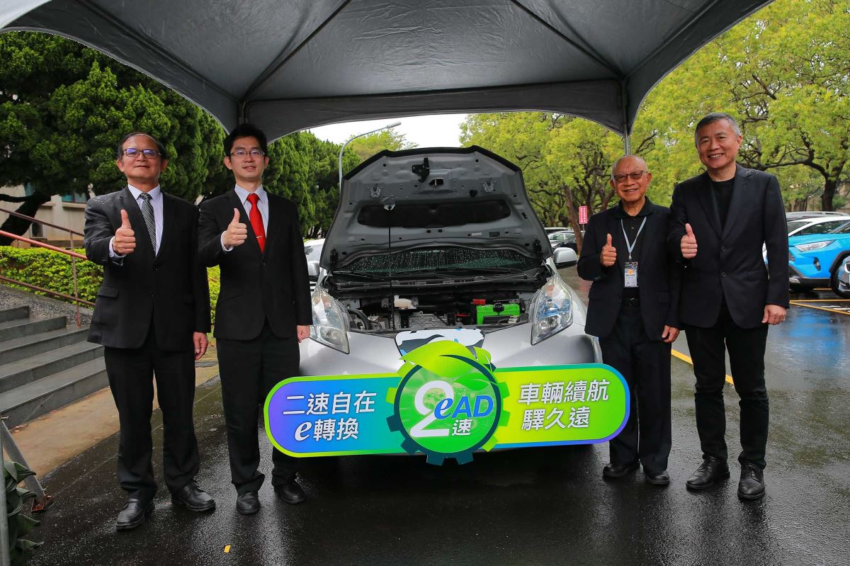 工研院與齒輪大廠本土股份有限公司今（28）日宣布共同開發國內首款自主設計製造之電動車用二速傳動模組，此產品做為電動車三合一動力系統之基礎，可整合國產化之馬達及驅控器資源，形成產業價值鏈。圖由左至右分別為工研院機械與機電系統研究所所長胡竹生、技術處科長張能凱、本土公司董事長林森及鴻華公司執行長鄭顯聰。