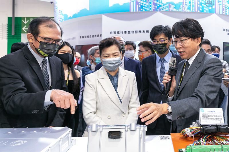 工研院於「臺灣車輛移動研發聯盟」主題館中，展出最新的亮點技術。圖為工研院機械所所長胡竹生（左）為經濟部長王美花（中）介紹臺灣首款車用「碳化矽馬達驅控器」。