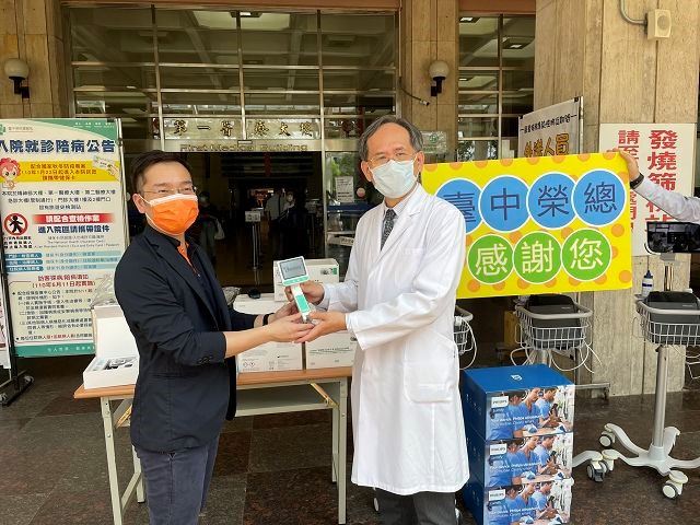 慶鴻機電捐贈中榮可攜式超音波、影像插管設備等醫療儀器共同防疫，由慶鴻機電王陳鵬副總（左）代表捐贈、中榮院長陳適安（右）代表受贈感謝。
