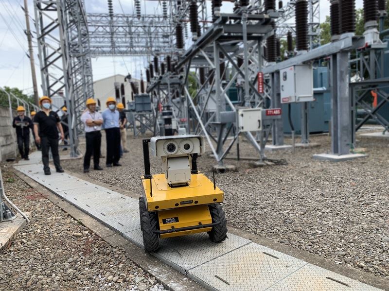 台灣智能機器人科技公司、工業局與工研院攜手共同發表的AI人工智慧戶外巡檢機器人，全機軟硬體設備皆由國人自行研發打造，有效提升變電所巡檢效率及安全。