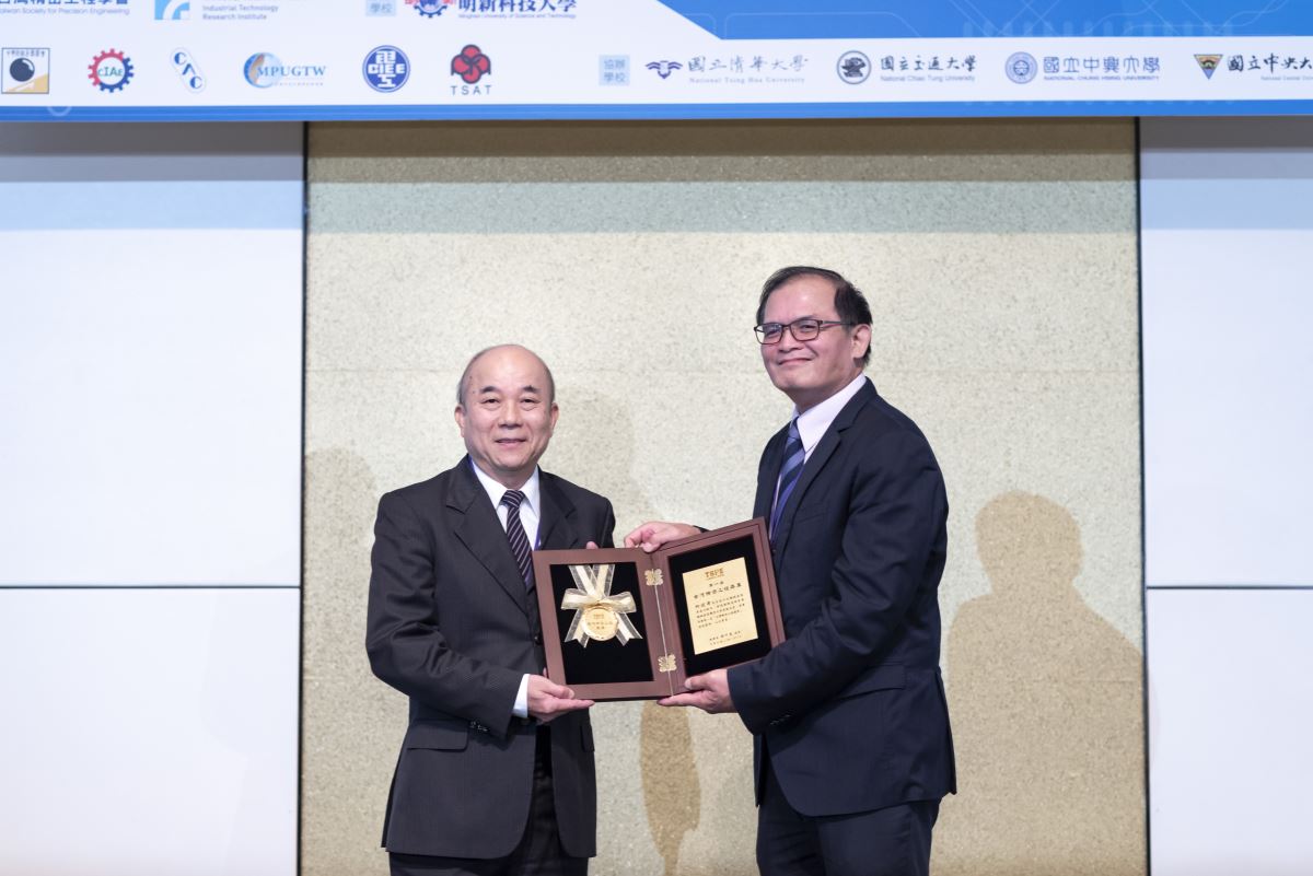台灣精密工程年會（TSPE）晚宴頒獎典禮，機械公會理事長柯拔希受TSPE理事長胡竹生頒發精密工程獎章。 台灣精密工程學會／提供